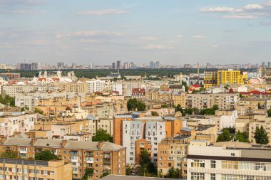 Kyiv, Ukrayna 08 Temmuz 2017: Podil bölgesinin güzel bir manzarası. Konut ve sanayi bölgelerinde hava manzarası. Bir sürü farklı mimari tarzı olan bina. Tarihsel alan, Dnipro nehri.