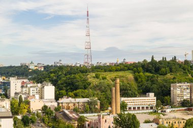 Kyiv, Ukrayna 08 Temmuz 2017: Podil bölgesinin güzel bir manzarası. Konut ve sanayi bölgelerinde hava manzarası. Bir sürü farklı mimari tarzı olan bina. Tarihsel alan, Dnipro nehri.