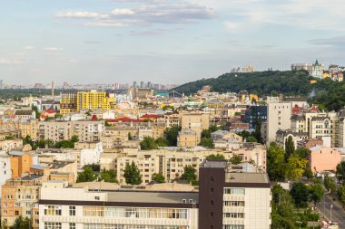 Kyiv, Ukrayna 08 Temmuz 2017: Podil bölgesinin güzel bir manzarası. Konut ve sanayi bölgelerinde hava manzarası. Bir sürü farklı mimari tarzı olan bina. Tarihsel alan, Dnipro nehri.