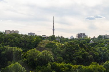 Kyiv, Ukrayna 08 Temmuz 2017: Podil bölgesinin güzel bir manzarası. Konut ve sanayi bölgelerinde hava manzarası. Bir sürü farklı mimari tarzı olan bina. Tarihsel alan, Dnipro nehri.