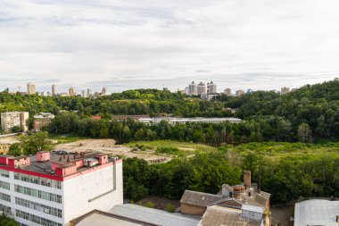 Kyiv, Ukrayna 08 Temmuz 2017: Podil bölgesinin güzel bir manzarası. Konut ve sanayi bölgelerinde hava manzarası. Bir sürü farklı mimari tarzı olan bina. Tarihsel alan, Dnipro nehri.