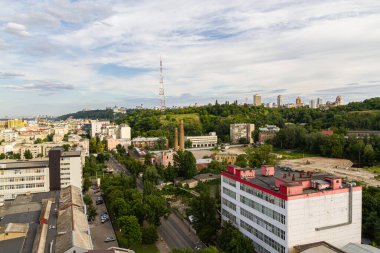 Kyiv, Ukrayna 08 Temmuz 2017: Podil bölgesinin güzel bir manzarası. Konut ve sanayi bölgelerinde hava manzarası. Bir sürü farklı mimari tarzı olan bina. Tarihsel alan, Dnipro nehri.