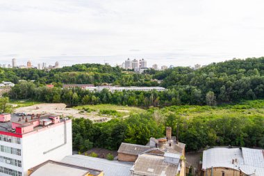 Kyiv, Ukrayna 08 Temmuz 2017: Podil bölgesinin güzel bir manzarası. Konut ve sanayi bölgelerinde hava manzarası. Bir sürü farklı mimari tarzı olan bina. Tarihsel alan, Dnipro nehri.
