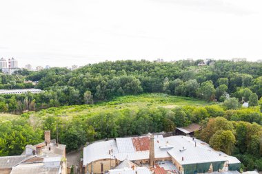Kyiv, Ukrayna 08 Temmuz 2017: Podil bölgesinin güzel bir manzarası. Konut ve sanayi bölgelerinde hava manzarası. Bir sürü farklı mimari tarzı olan bina. Tarihsel alan, Dnipro nehri.