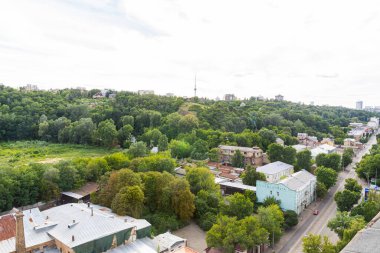 Kyiv, Ukrayna 08 Temmuz 2017: Podil bölgesinin güzel bir manzarası. Konut ve sanayi bölgelerinde hava manzarası. Bir sürü farklı mimari tarzı olan bina. Tarihsel alan, Dnipro nehri.