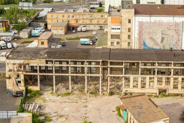 Kyiv, Ukrayna 08 Temmuz 2017: Podil bölgesinin güzel bir manzarası. Konut ve sanayi bölgelerinde hava manzarası. Bir sürü farklı mimari tarzı olan bina. Tarihsel alan, Dnipro nehri.