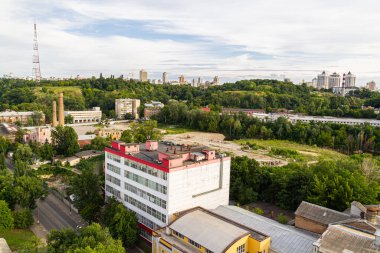 Kyiv, Ukrayna 08 Temmuz 2017: Podil bölgesinin güzel bir manzarası. Konut ve sanayi bölgelerinde hava manzarası. Bir sürü farklı mimari tarzı olan bina. Tarihsel alan, Dnipro nehri.