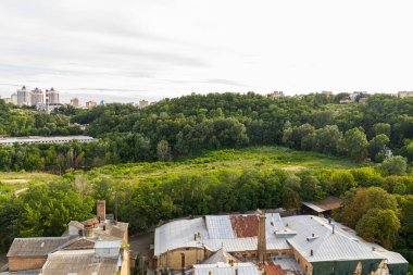 Kyiv, Ukrayna 08 Temmuz 2017: Podil bölgesinin güzel bir manzarası. Konut ve sanayi bölgelerinde hava manzarası. Bir sürü farklı mimari tarzı olan bina. Tarihsel alan, Dnipro nehri.