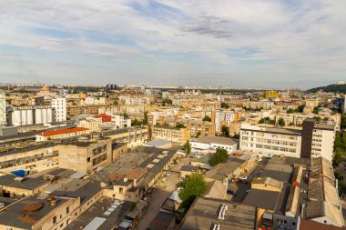 Kyiv, Ukrayna 08 Temmuz 2017: Podil bölgesinin güzel bir manzarası. Konut ve sanayi bölgelerinde hava manzarası. Bir sürü farklı mimari tarzı olan bina. Tarihsel alan, Dnipro nehri.