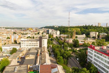 Kyiv, Ukrayna 08 Temmuz 2017: Podil bölgesinin güzel bir manzarası. Konut ve sanayi bölgelerinde hava manzarası. Bir sürü farklı mimari tarzı olan bina. Tarihsel alan, Dnipro nehri.