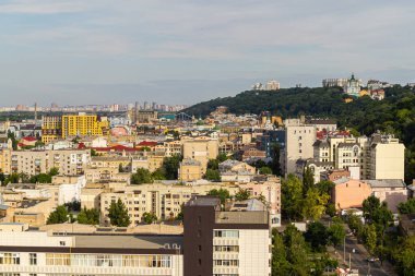Kyiv, Ukrayna 08 Temmuz 2017: Podil bölgesinin güzel bir manzarası. Konut ve sanayi bölgelerinde hava manzarası. Bir sürü farklı mimari tarzı olan bina. Tarihsel alan, Dnipro nehri.