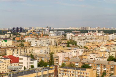 Kyiv, Ukrayna 08 Temmuz 2017: Podil bölgesinin güzel bir manzarası. Konut ve sanayi bölgelerinde hava manzarası. Bir sürü farklı mimari tarzı olan bina. Tarihsel alan, Dnipro nehri.
