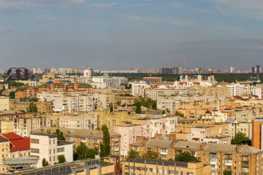 Kyiv, Ukrayna 08 Temmuz 2017: Podil bölgesinin güzel bir manzarası. Konut ve sanayi bölgelerinde hava manzarası. Bir sürü farklı mimari tarzı olan bina. Tarihsel alan, Dnipro nehri.