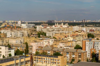 Kyiv, Ukrayna 08 Temmuz 2017: Podil bölgesinin güzel bir manzarası. Konut ve sanayi bölgelerinde hava manzarası. Bir sürü farklı mimari tarzı olan bina. Tarihsel alan, Dnipro nehri.
