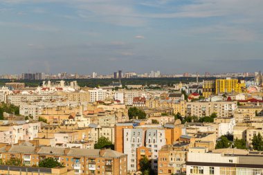 Kyiv, Ukrayna 08 Temmuz 2017: Podil bölgesinin güzel bir manzarası. Konut ve sanayi bölgelerinde hava manzarası. Bir sürü farklı mimari tarzı olan bina. Tarihsel alan, Dnipro nehri.