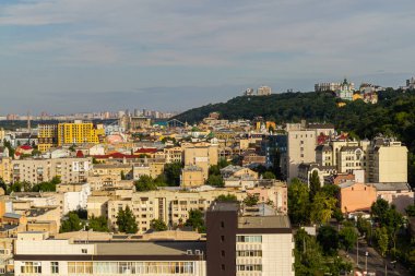Kyiv, Ukrayna 08 Temmuz 2017: Podil bölgesinin güzel bir manzarası. Konut ve sanayi bölgelerinde hava manzarası. Bir sürü farklı mimari tarzı olan bina. Tarihsel alan, Dnipro nehri.