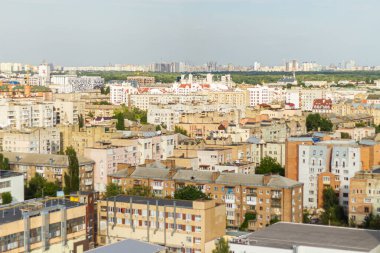 Kyiv, Ukrayna 08 Temmuz 2017: Podil bölgesinin güzel bir manzarası. Konut ve sanayi bölgelerinde hava manzarası. Bir sürü farklı mimari tarzı olan bina. Tarihsel alan, Dnipro nehri.