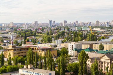 Kyiv, Ukrayna 08 Temmuz 2017: Podil bölgesinin güzel bir manzarası. Konut ve sanayi bölgelerinde hava manzarası. Bir sürü farklı mimari tarzı olan bina. Tarihsel alan, Dnipro nehri.
