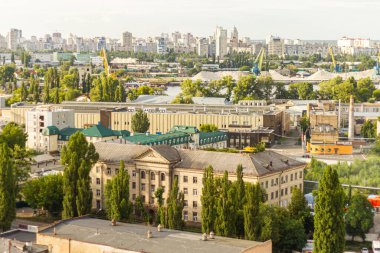 Kyiv, Ukrayna 08 Temmuz 2017: Podil bölgesinin güzel bir manzarası. Konut ve sanayi bölgelerinde hava manzarası. Bir sürü farklı mimari tarzı olan bina. Tarihsel alan, Dnipro nehri.