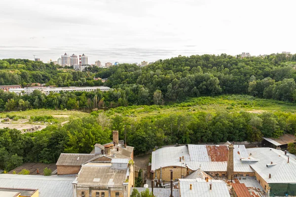 Kyiv, Ukrayna 08 Temmuz 2017: Podil bölgesinin güzel bir manzarası. Konut ve sanayi bölgelerinde hava manzarası. Bir sürü farklı mimari tarzı olan bina. Tarihsel alan, Dnipro nehri.