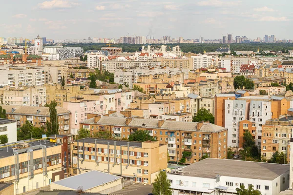 Kyiv, Ukrayna 08 Temmuz 2017: Podil bölgesinin güzel bir manzarası. Konut ve sanayi bölgelerinde hava manzarası. Bir sürü farklı mimari tarzı olan bina. Tarihsel alan, Dnipro nehri.