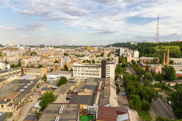 Kyiv, Ukrayna 08 Temmuz 2017: Podil bölgesinin güzel bir manzarası. Konut ve sanayi bölgelerinde hava manzarası. Bir sürü farklı mimari tarzı olan bina. Tarihsel alan, Dnipro nehri.