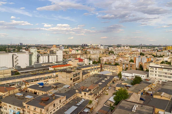 Kyiv, Ukrayna 08 Temmuz 2017: Podil bölgesinin güzel bir manzarası. Konut ve sanayi bölgelerinde hava manzarası. Bir sürü farklı mimari tarzı olan bina. Tarihsel alan, Dnipro nehri.