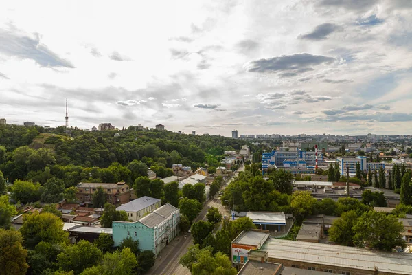 Kyiv, Ukrayna 08 Temmuz 2017: Podil bölgesinin güzel bir manzarası. Konut ve sanayi bölgelerinde hava manzarası. Bir sürü farklı mimari tarzı olan bina. Tarihsel alan, Dnipro nehri.