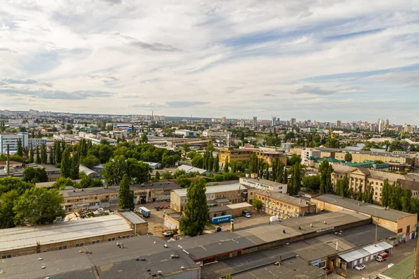 Kyiv, Ukrayna 08 Temmuz 2017: Podil bölgesinin güzel bir manzarası. Konut ve sanayi bölgelerinde hava manzarası. Bir sürü farklı mimari tarzı olan bina. Tarihsel alan, Dnipro nehri.