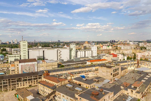Kyiv, Ukrayna 08 Temmuz 2017: Podil bölgesinin güzel bir manzarası. Konut ve sanayi bölgelerinde hava manzarası. Bir sürü farklı mimari tarzı olan bina. Tarihsel alan, Dnipro nehri.