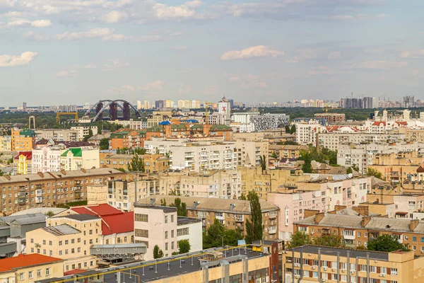 Kyiv, Ukrayna 08 Temmuz 2017: Podil bölgesinin güzel bir manzarası. Konut ve sanayi bölgelerinde hava manzarası. Bir sürü farklı mimari tarzı olan bina. Tarihsel alan, Dnipro nehri.