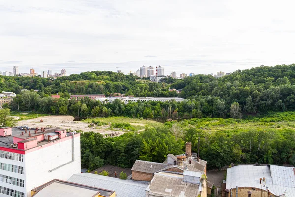 Kyiv, Ukrayna 08 Temmuz 2017: Podil bölgesinin güzel bir manzarası. Konut ve sanayi bölgelerinde hava manzarası. Bir sürü farklı mimari tarzı olan bina. Tarihsel alan, Dnipro nehri.