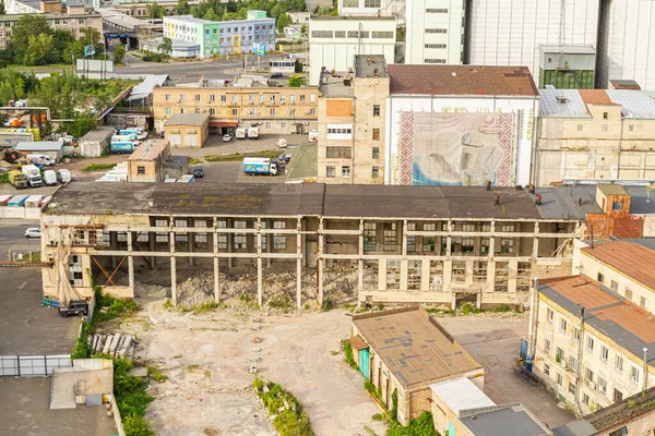 Kyiv, Ukrayna 08 Temmuz 2017: Podil bölgesinin güzel bir manzarası. Konut ve sanayi bölgelerinde hava manzarası. Bir sürü farklı mimari tarzı olan bina. Tarihsel alan, Dnipro nehri.