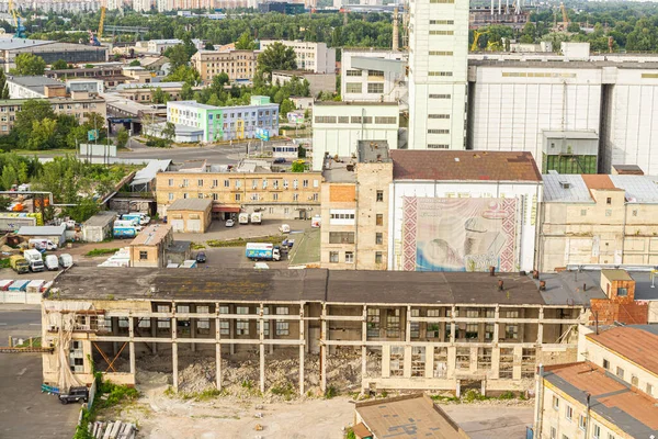Kyiv, Ukrayna 08 Temmuz 2017: Podil bölgesinin güzel bir manzarası. Konut ve sanayi bölgelerinde hava manzarası. Bir sürü farklı mimari tarzı olan bina. Tarihsel alan, Dnipro nehri.