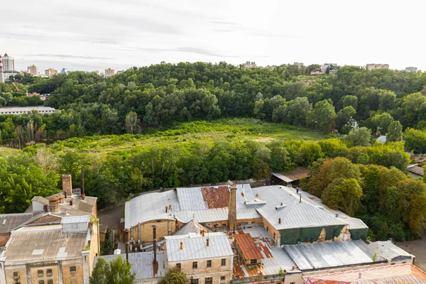 Kyiv, Ukrayna 08 Temmuz 2017: Podil bölgesinin güzel bir manzarası. Konut ve sanayi bölgelerinde hava manzarası. Bir sürü farklı mimari tarzı olan bina. Tarihsel alan, Dnipro nehri.