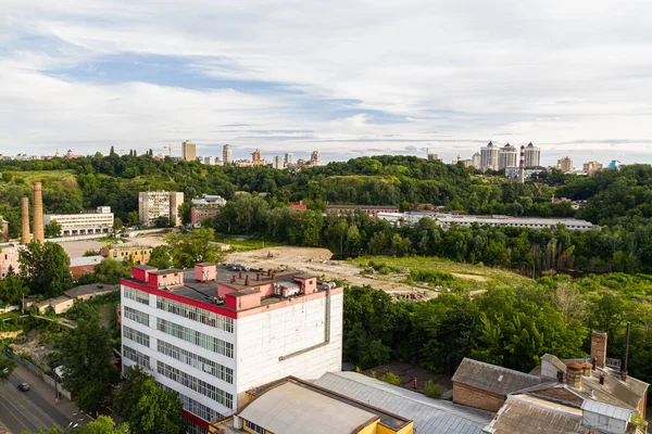 Kyiv, Ukrayna 08 Temmuz 2017: Podil bölgesinin güzel bir manzarası. Konut ve sanayi bölgelerinde hava manzarası. Bir sürü farklı mimari tarzı olan bina. Tarihsel alan, Dnipro nehri.