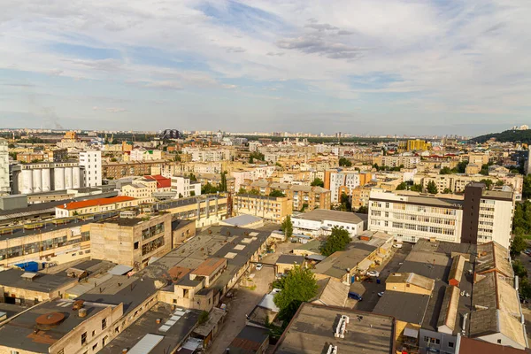 Kyiv, Ukrayna 08 Temmuz 2017: Podil bölgesinin güzel bir manzarası. Konut ve sanayi bölgelerinde hava manzarası. Bir sürü farklı mimari tarzı olan bina. Tarihsel alan, Dnipro nehri.