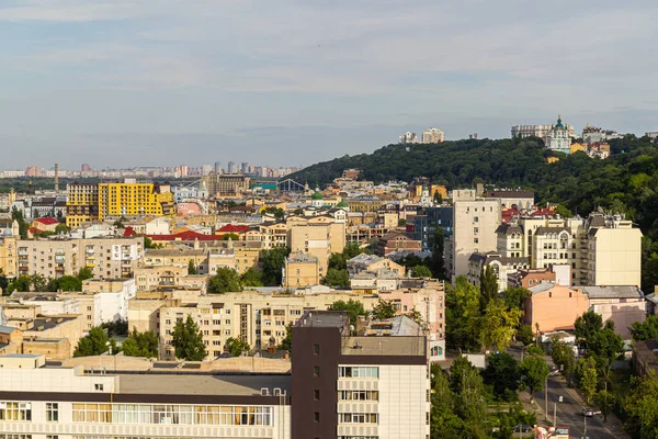 Kyiv, Ukrayna 08 Temmuz 2017: Podil bölgesinin güzel bir manzarası. Konut ve sanayi bölgelerinde hava manzarası. Bir sürü farklı mimari tarzı olan bina. Tarihsel alan, Dnipro nehri.