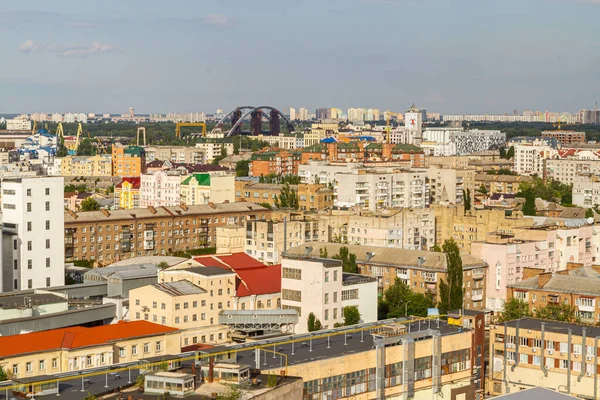 キエフ ウクライナ2017年7月8日 ポディル地域の美しいパノラマ 住宅地や工業地帯の空中ビュー 異なる建築様式の建物の多く 歴史地区 ドニプロ川 — ストック写真