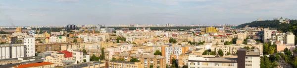 2017年7月8日 乌克兰基辅 一幅美丽的Podil地区全景 住宅区和工业区的空中景观 许多不同建筑风格的建筑物 Dnipro河历史遗迹 — 图库照片