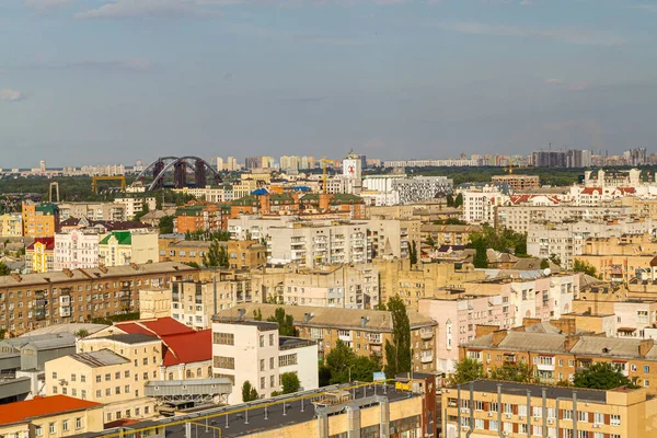 Kyiv, Ukrayna 08 Temmuz 2017: Podil bölgesinin güzel bir manzarası. Konut ve sanayi bölgelerinde hava manzarası. Bir sürü farklı mimari tarzı olan bina. Tarihsel alan, Dnipro nehri.