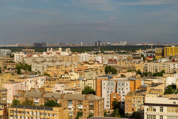 Kyiv, Ukrayna 08 Temmuz 2017: Podil bölgesinin güzel bir manzarası. Konut ve sanayi bölgelerinde hava manzarası. Bir sürü farklı mimari tarzı olan bina. Tarihsel alan, Dnipro nehri.