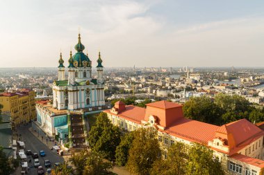 Kyiv, Ukrayna 12 Ağustos 2014: Tarihi St. Andrew Kilisesi üzerine havadan bakış. Podil bölgesinin güzel bir manzarası. 