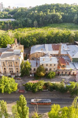 Kyiv, Ukrayna 08 Temmuz 2017: Podil bölgesinin güzel bir manzarası. Endüstriyel bölgede hava manzarası. Eski bir fabrikanın yanından geçen bir tramvay.. 