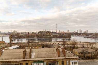 Kyiv, Ukrayna 6 Şubat 2016: Gün batımında Podil bölgesinin güzel bir manzarası. Konut ve sanayi bölgelerinde hava manzarası. Farklı mimari tarzlar. Tarihsel alan, Dnipro nehri.