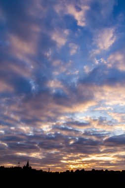 Gün batımında bir şehrin güzel siyah silueti, altın saat.