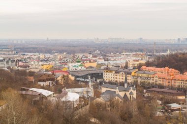 Ukrayna, Kyiv, 26 Kasım 2016: Akşam saatlerinde Kyiv şehrinin merkez ve tarihi kısmında havadan panoramik görüş. St Andrew Kilisesi, Podil bölgesi..