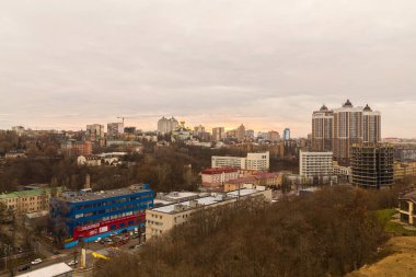 Ukrayna, Kyiv 26 Kasım 2016: Kyiv 'in orta kesiminde hava panoramik görüntüsü, günbatımında yerleşim alanı. Göz kamaştırıcı gün batımı, altın saat. Lukianivska bölgesi. Şehir siluetleri. 