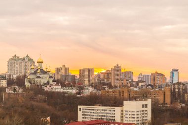 Ukrayna, Kyiv 26 Kasım 2016: Kyiv 'in orta kesiminde hava panoramik görüntüsü, günbatımında yerleşim alanı. Göz kamaştırıcı gün batımı, altın saat. Lukianivska bölgesi. Şehir siluetleri. 