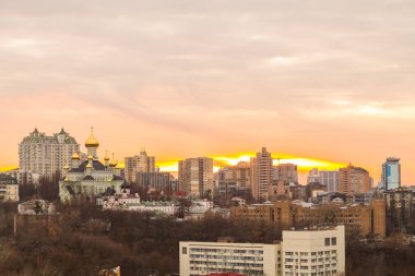 Ukrayna, Kyiv 26 Kasım 2016: Kyiv 'in orta kesiminde hava panoramik görüntüsü, günbatımında yerleşim alanı. Göz kamaştırıcı gün batımı, altın saat. Lukianivska bölgesi. Şehir siluetleri. 